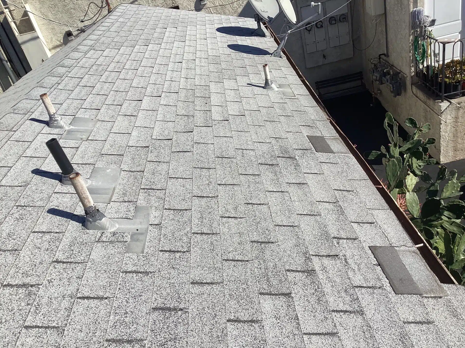 New shingle roof with integrated roof vents for heat reduction
